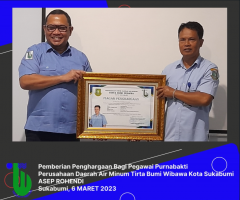 Pemberian Penghargaan Bagi Pegawai Purnabakti Perusahaan Umum Daerah Air Minum Tirta Bumi Wibawa Kota Sukabumi Bpk. Asep Rohendi