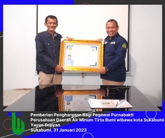 Pemberian Penghargaan Bagi Pegawai Purnabakti Perusahaan Umum Daerah Air Minum Tirta Bumi Wibawa Kota Sukabumi Bpk. Yayan Sopyan